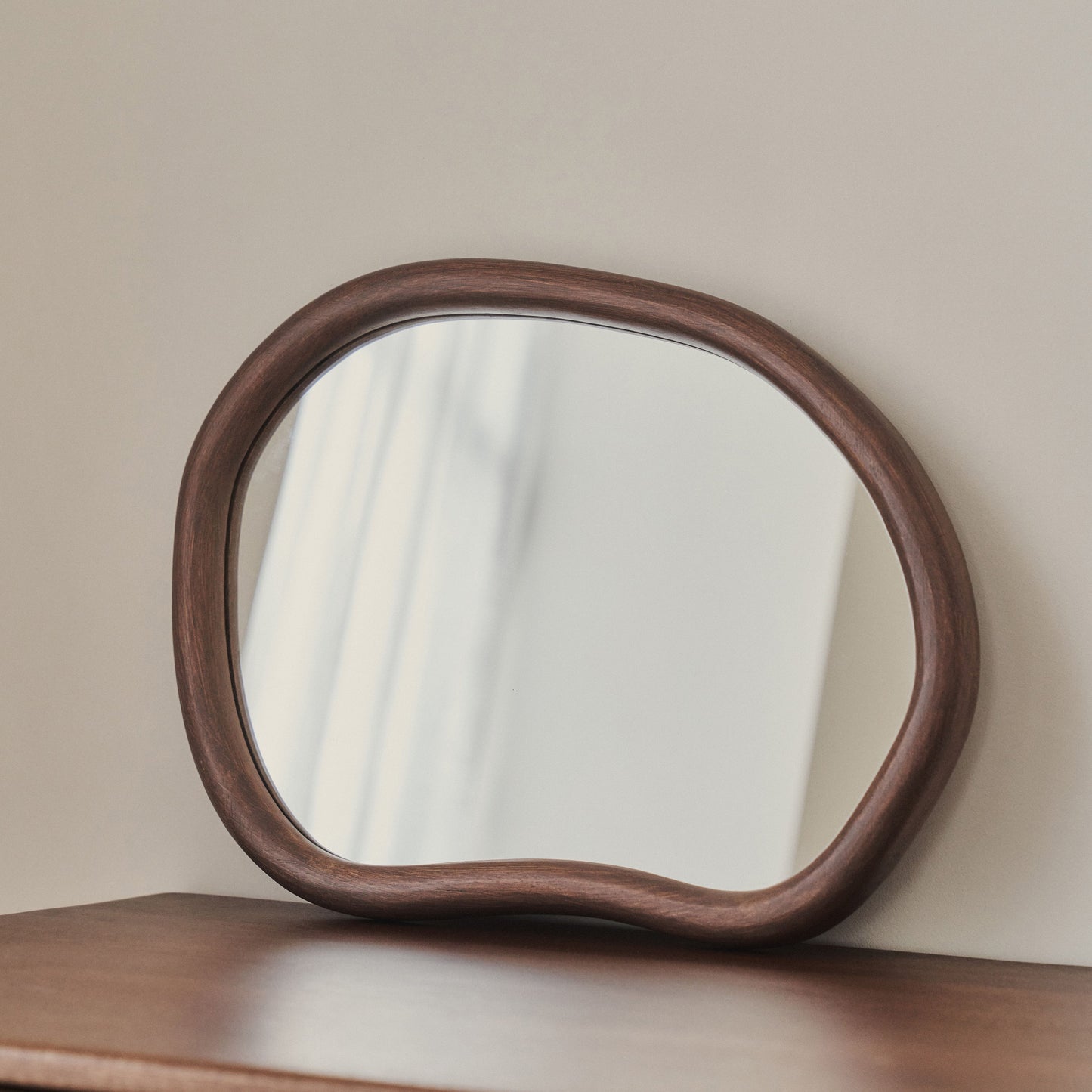 Aaliyah - Specchio da Parete Irregolare in Legno Scuro 42cm x 35cm