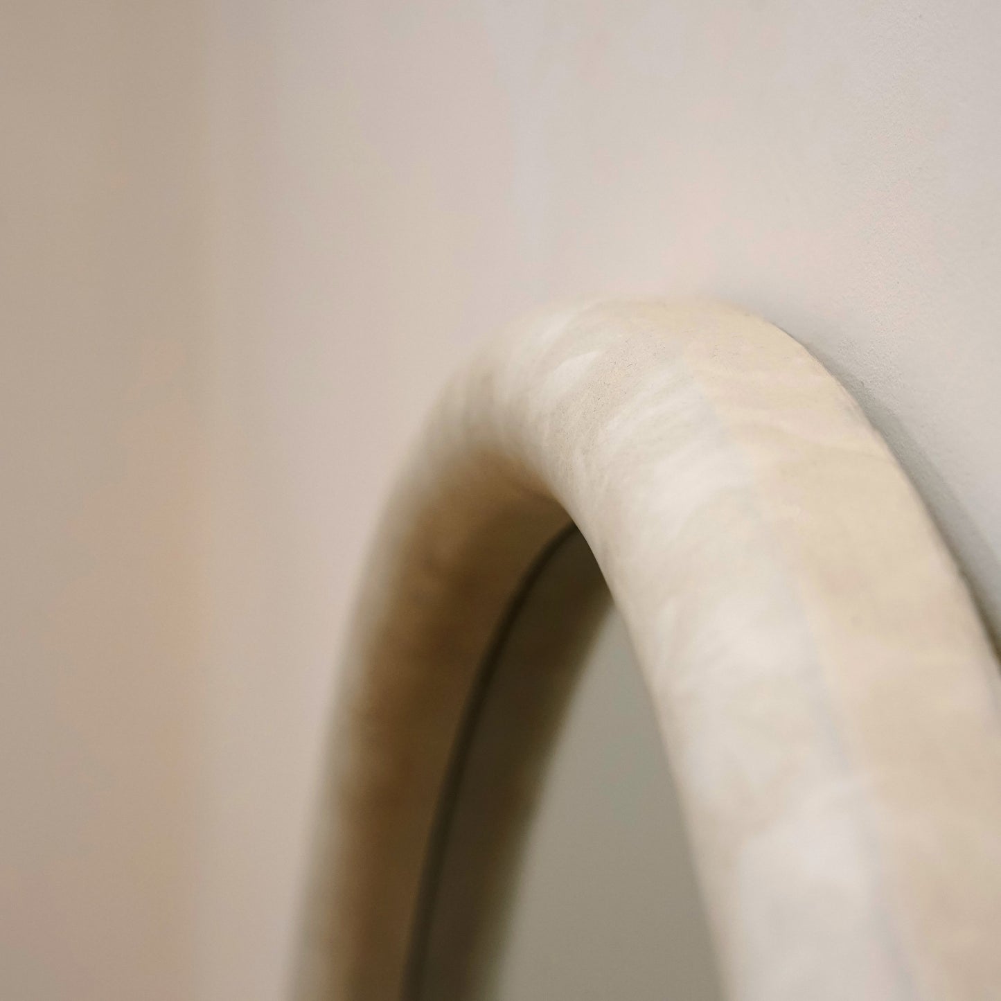 Amora - Specchio Grande ad Arco in Cemento a Figura Intera 172cm x 60cm