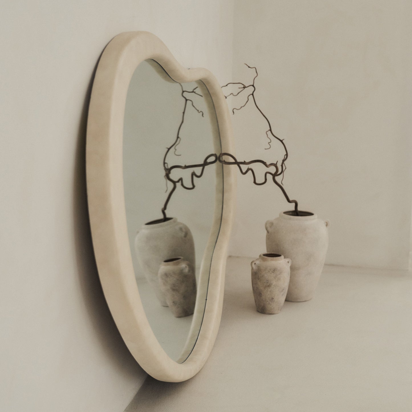 Arcurva - Specchio Irregolare Sopra-camino Grande in Cemento 130cm x 80cm