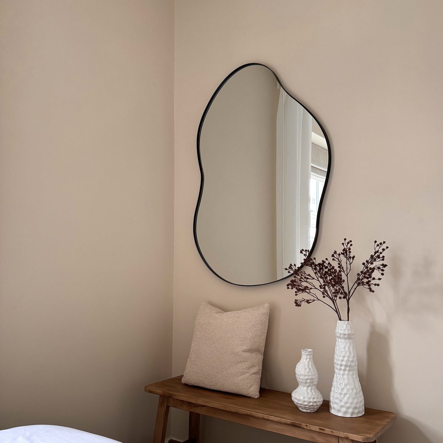 Ava - Specchio Irregolare a Forma di Stagno Nero 100cm x 70cm