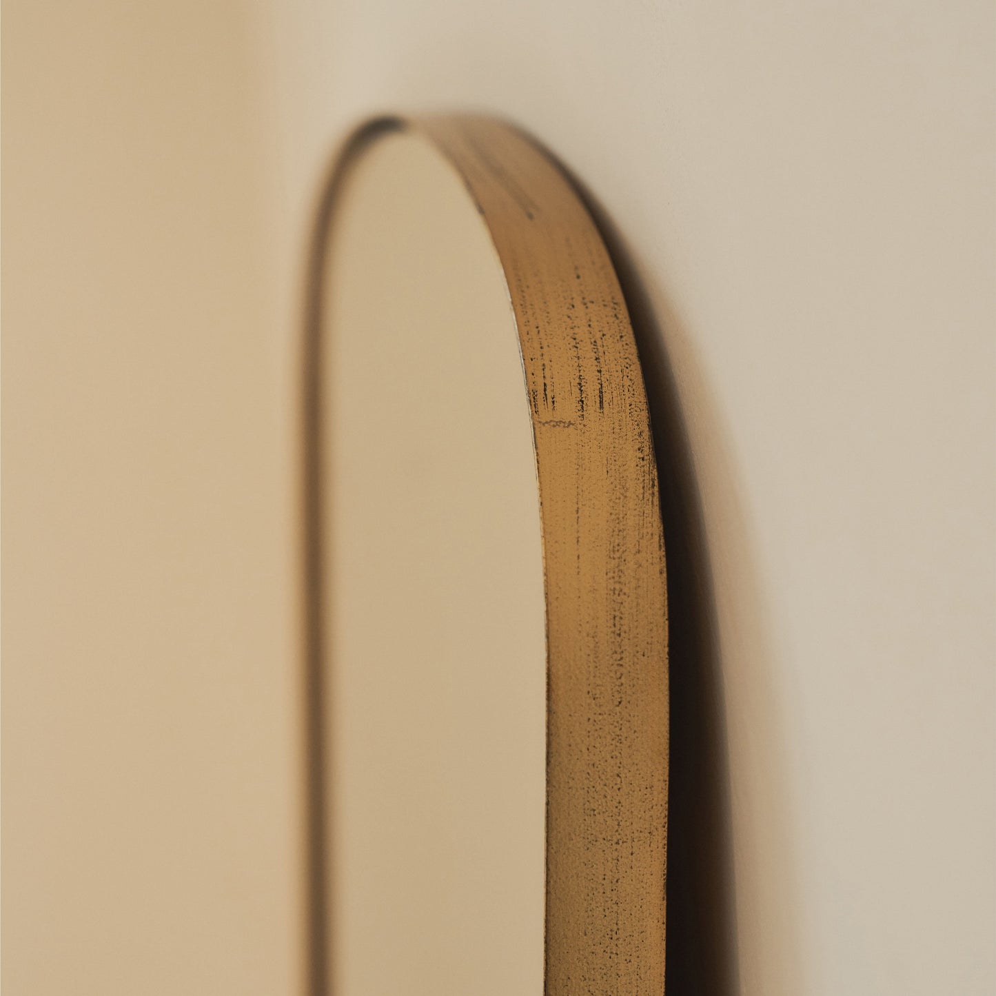 Bowness - Specchio da Parete in Metallo ad Arco Contemporaneo Oro 90cm x 75cm