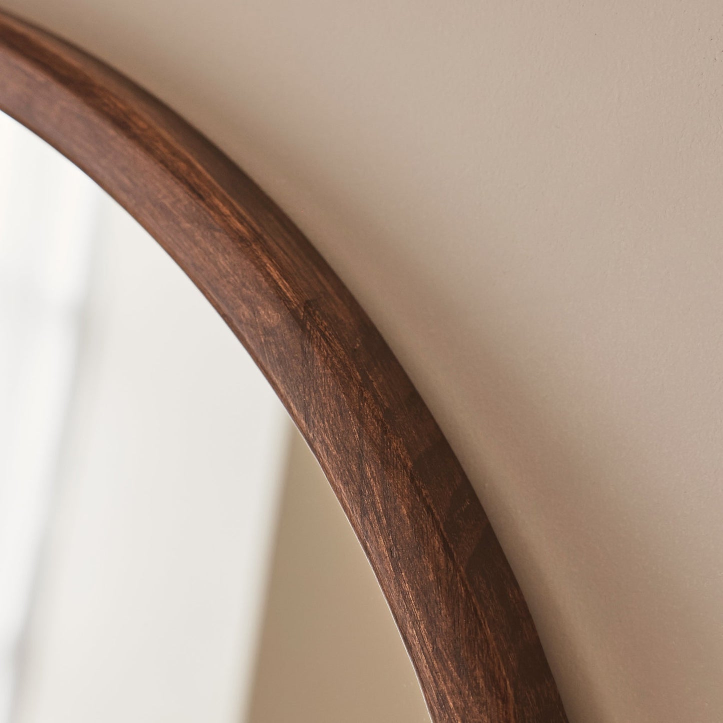 Arden - Specchio da Parete Tondo in Legno Scuro 70cm x 70cm