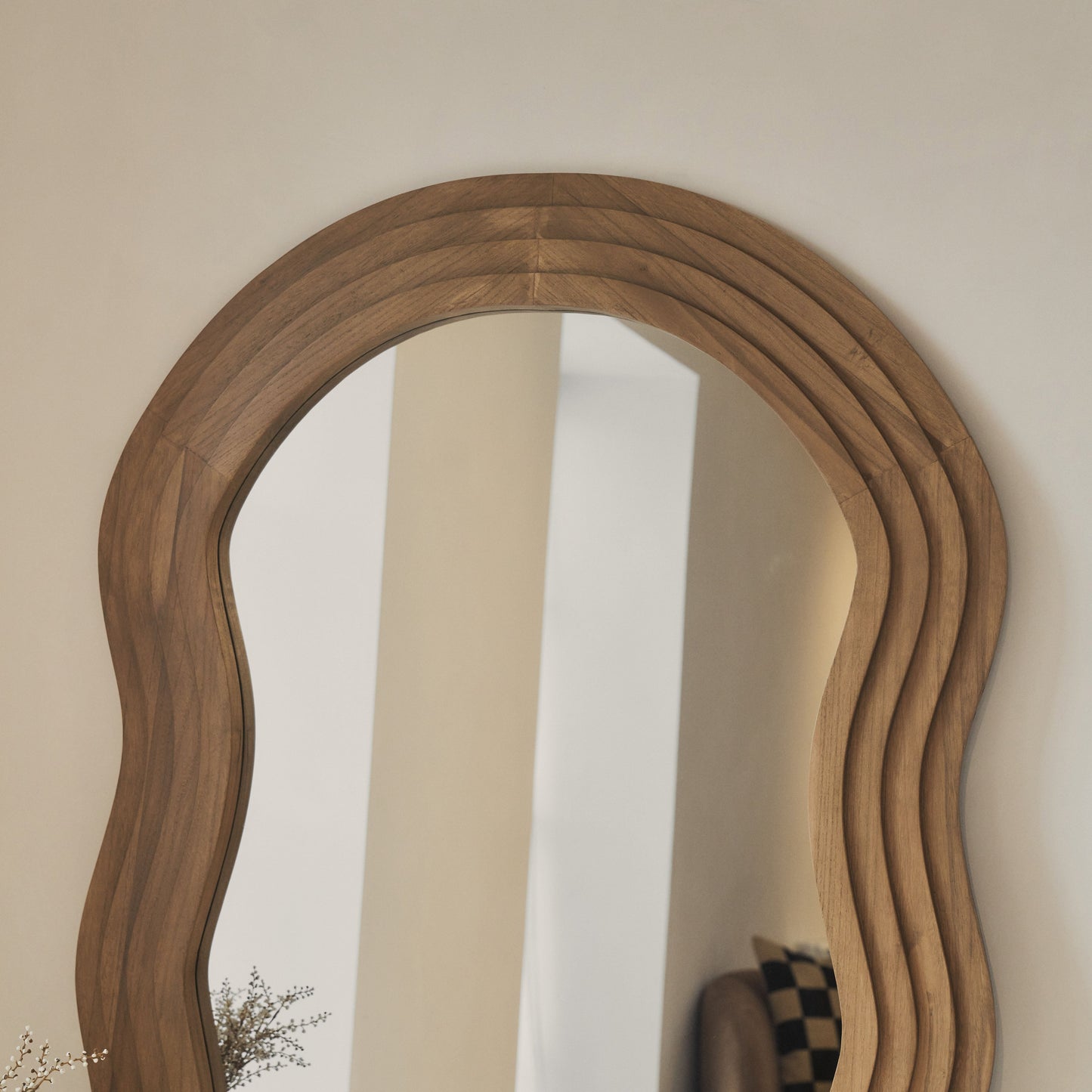Luciana - Specchio Grande a Figura Intera con Cornice Ondulata in Legno Caldo 180cm x 105cm