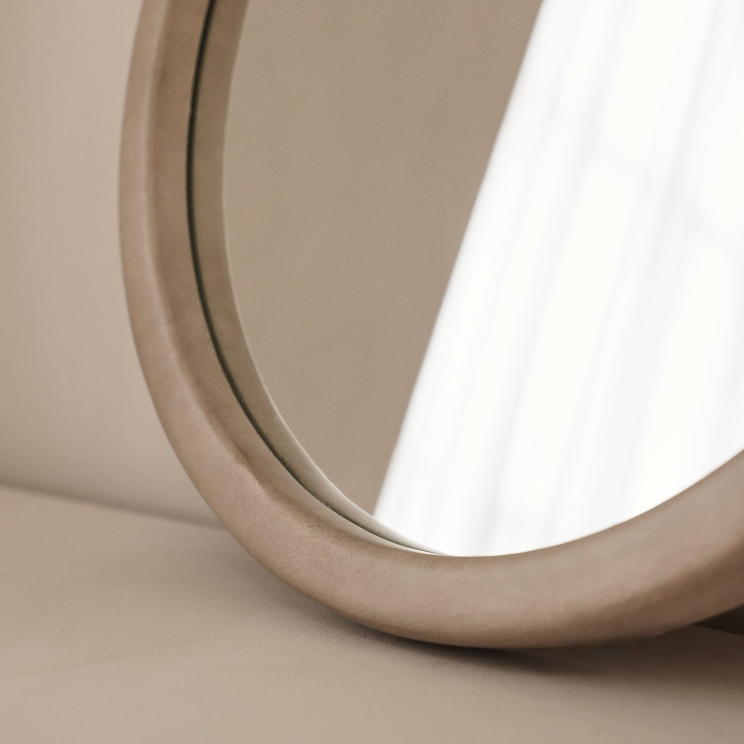 Arden - Specchio da Parete Tondo in Legno Cemento 40cm x 40cm