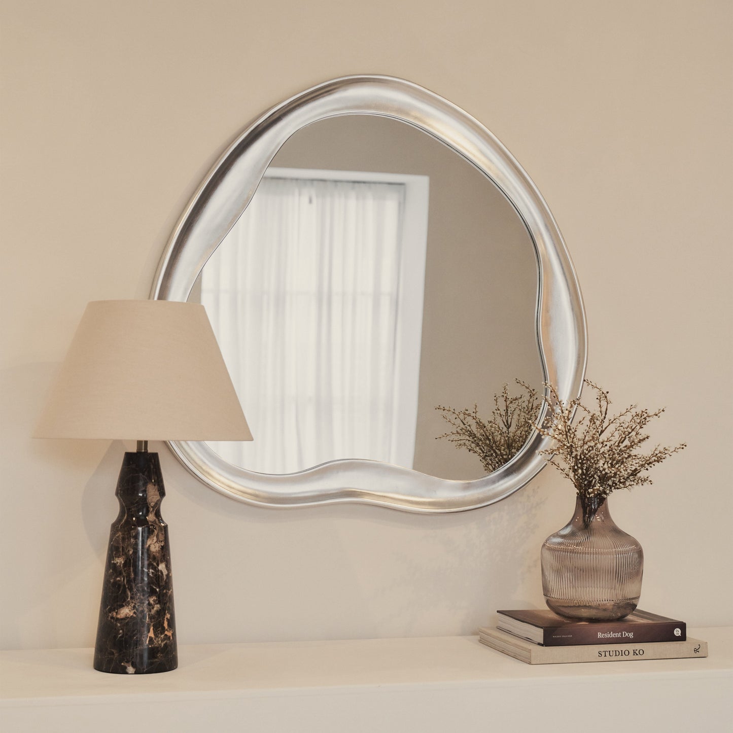 Riva - Specchio Irregolare a Forma di Stagno in Cromo Spazzolato 90cm x 85cm