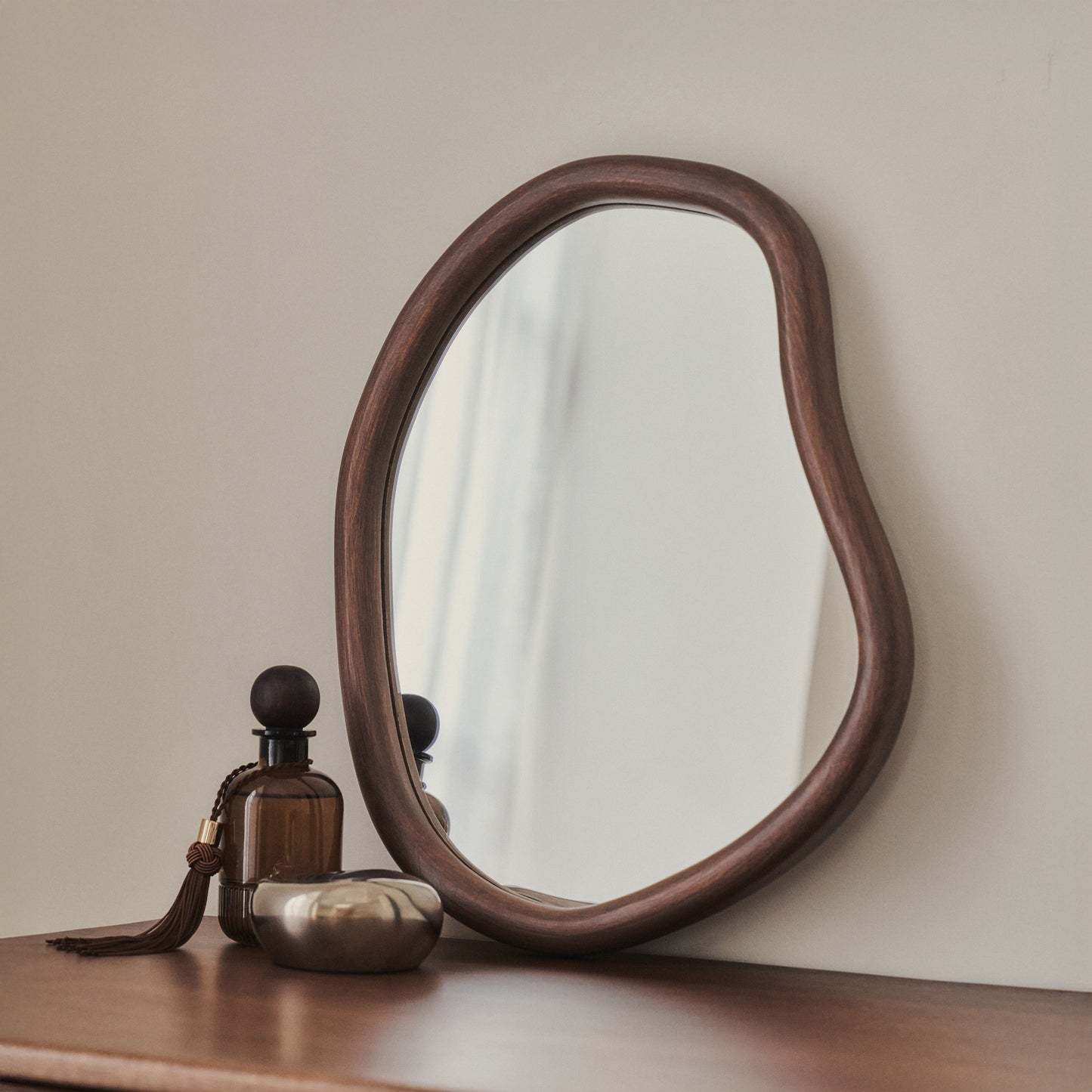 Aaliyah - Specchio da Parete Irregolare in Legno Scuro 42cm x 35cm