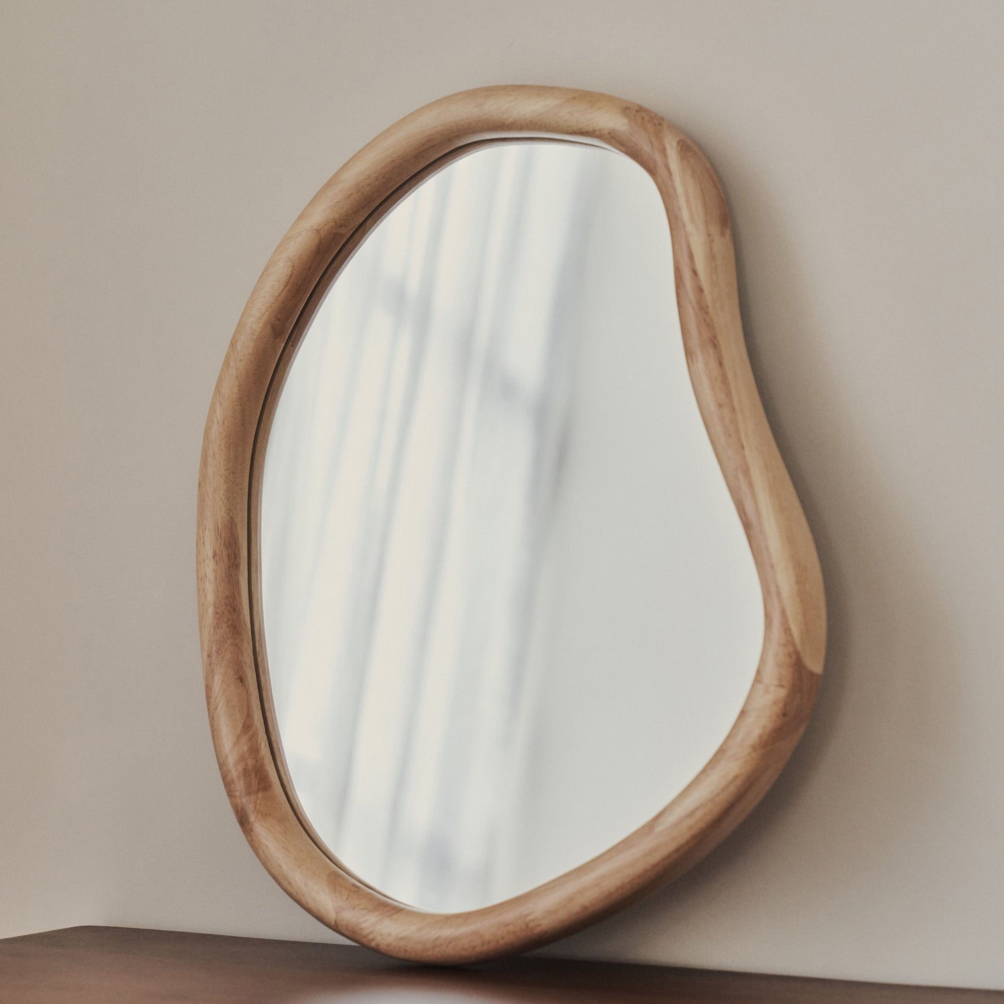 Aaliyah - Specchio da Parete Irregolare in Legno Chiaro 42cm x 35cm