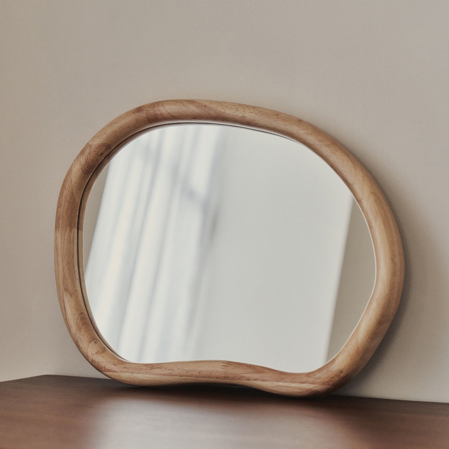 Aaliyah - Specchio da Parete Irregolare in Legno Chiaro 42cm x 35cm