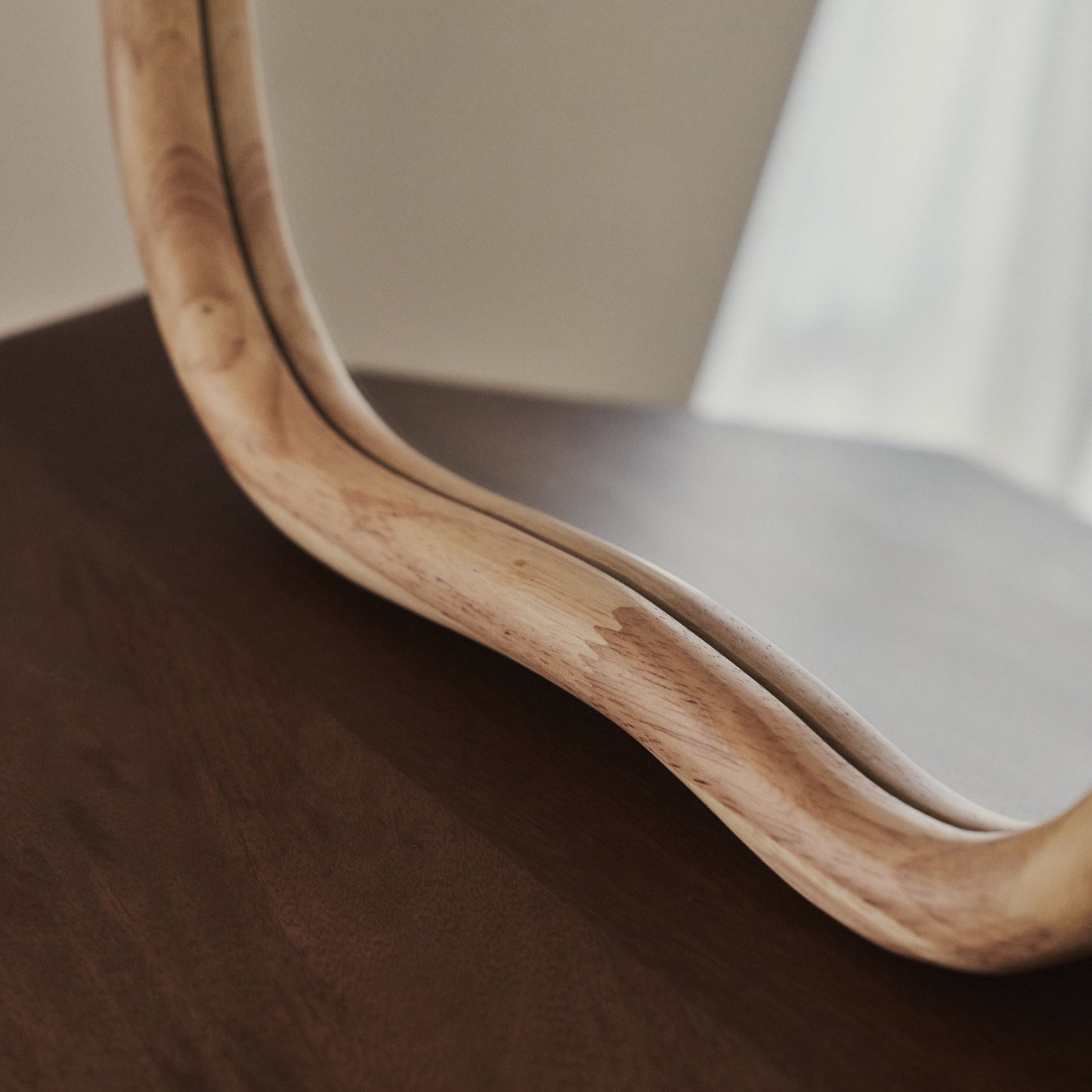 Aaliyah - Specchio da Parete Irregolare in Legno Chiaro 42cm x 35cm