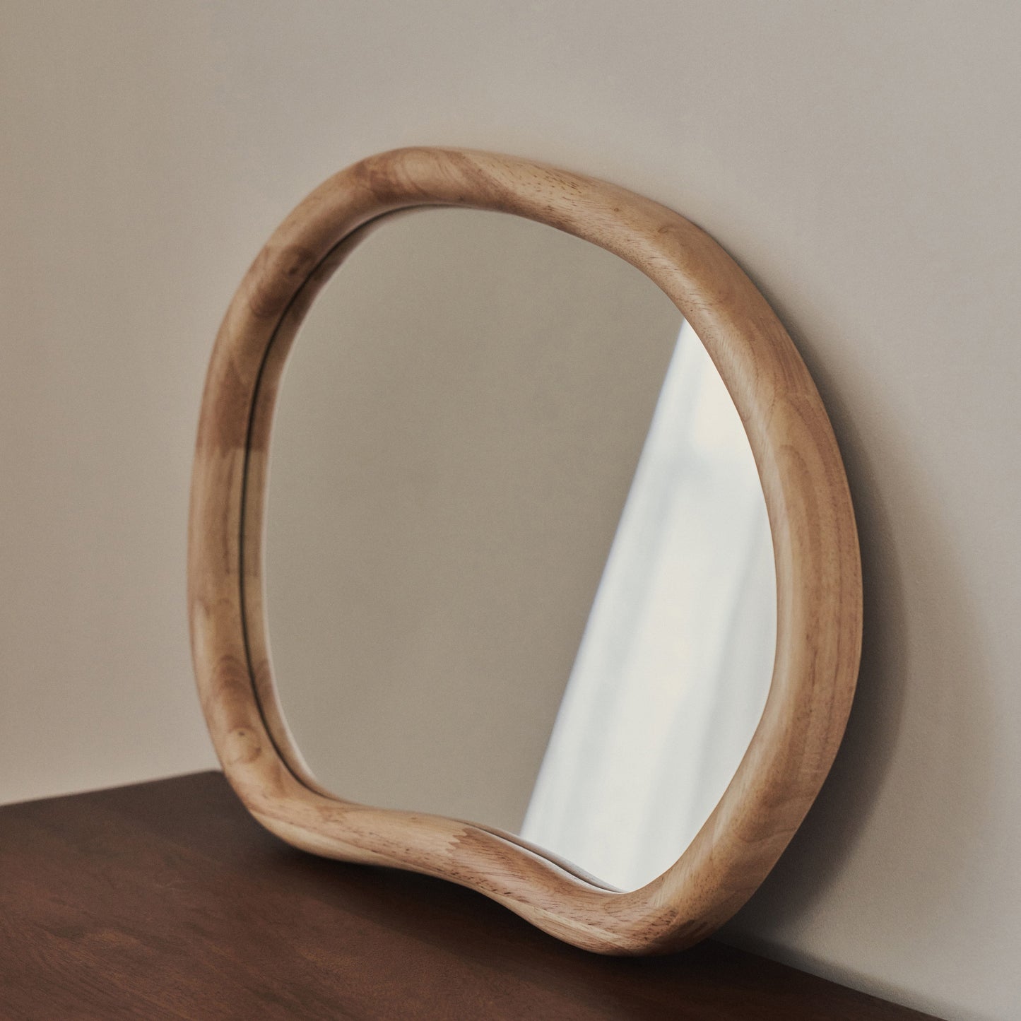 Aaliyah - Specchio da Parete Irregolare in Legno Chiaro 42cm x 35cm