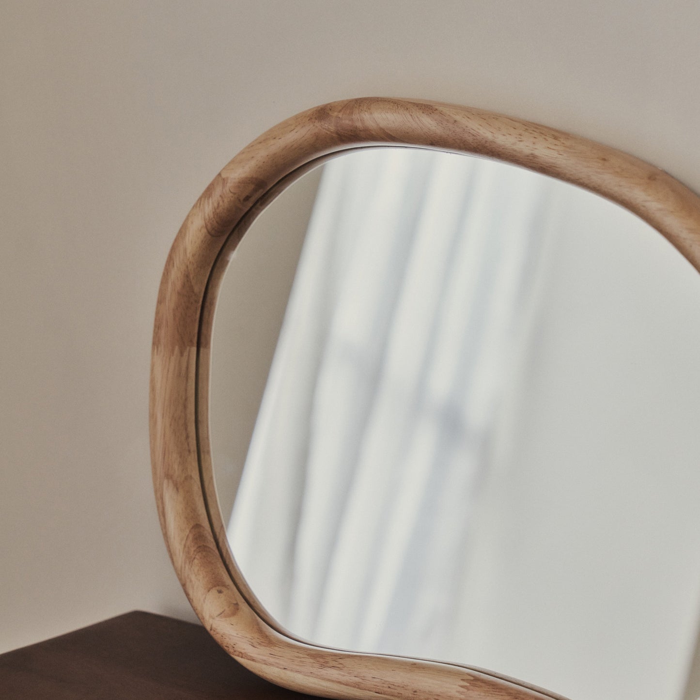 Aaliyah - Specchio da Parete Irregolare in Legno Chiaro 42cm x 35cm