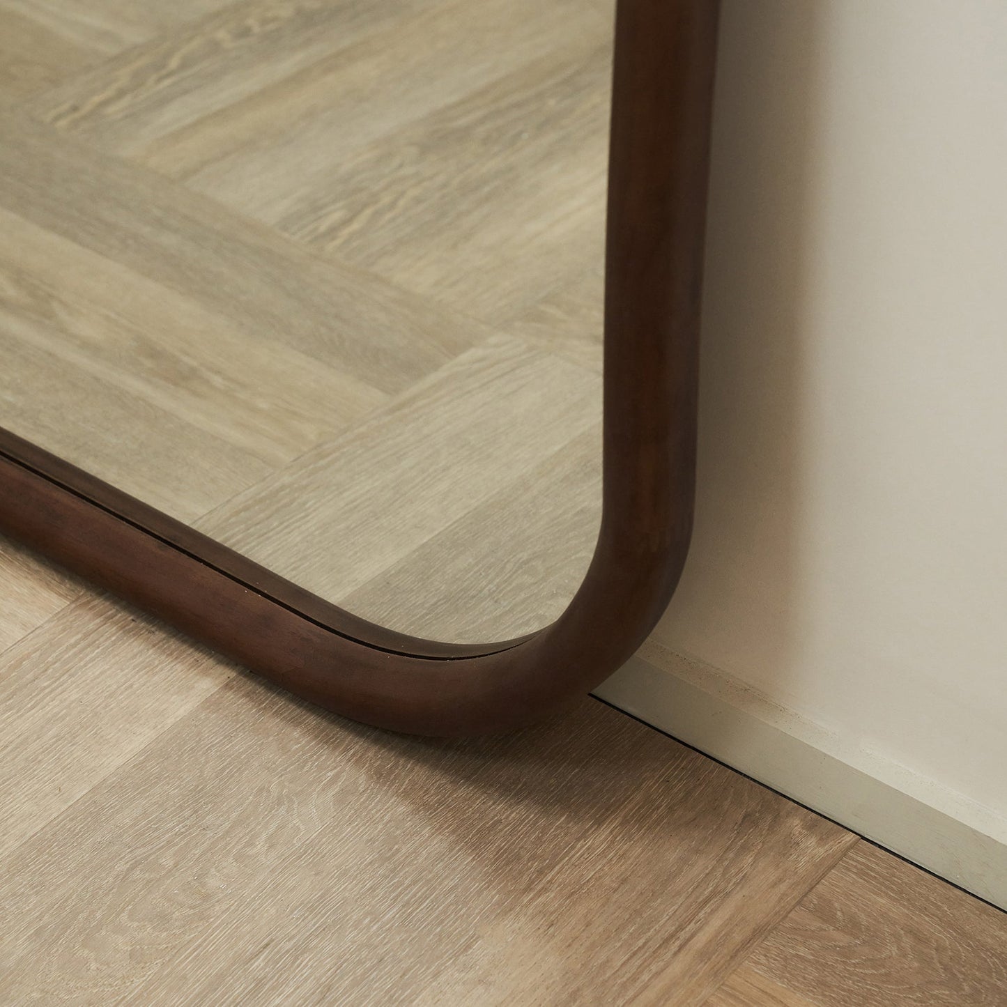 Aaliyah - Specchio Irregolare Grande a Figura Intera in Legno Scuro 180cm x 110cm
