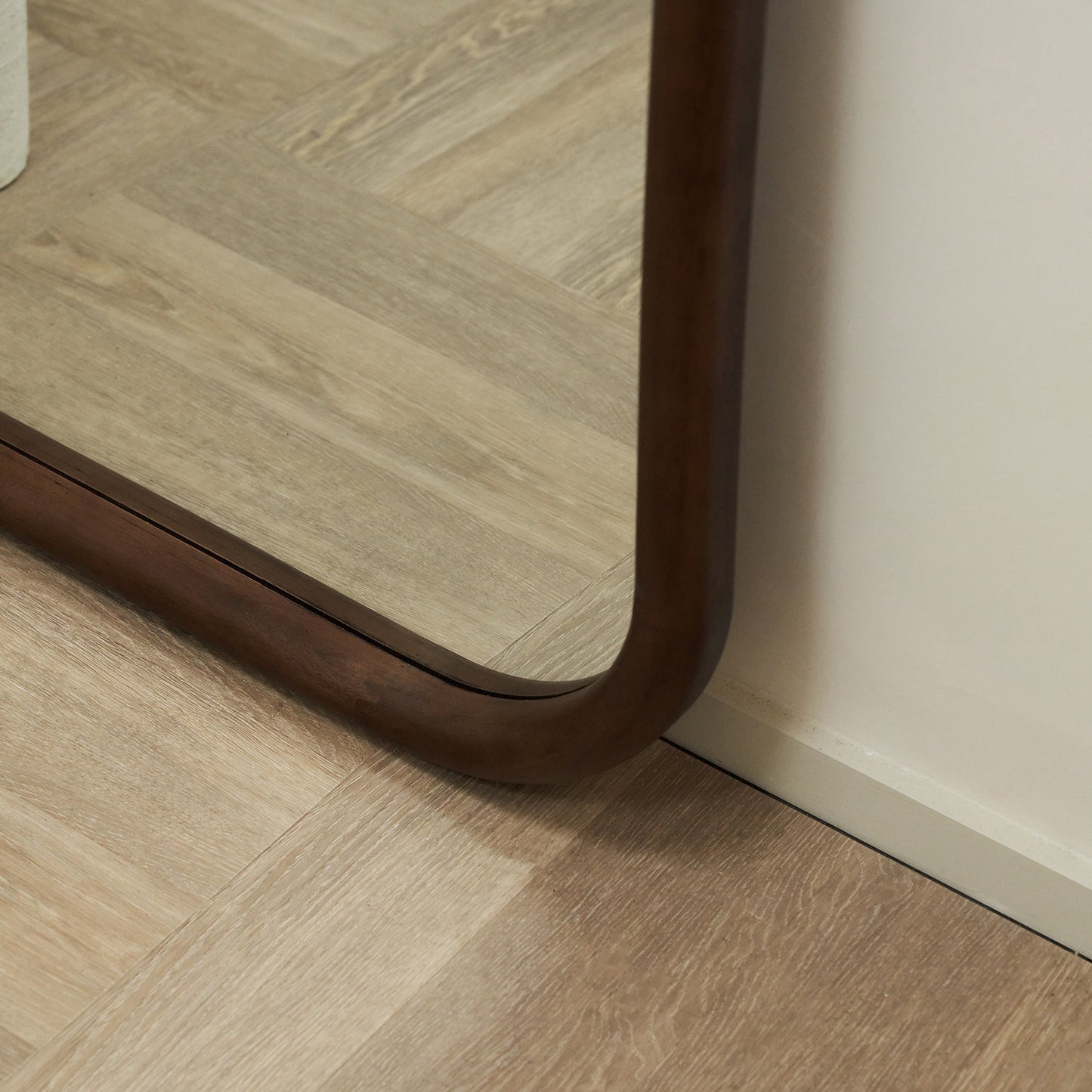 Aaliyah - Specchio Irregolare in Legno Scuro a Figura Intera 180cm x 80cm