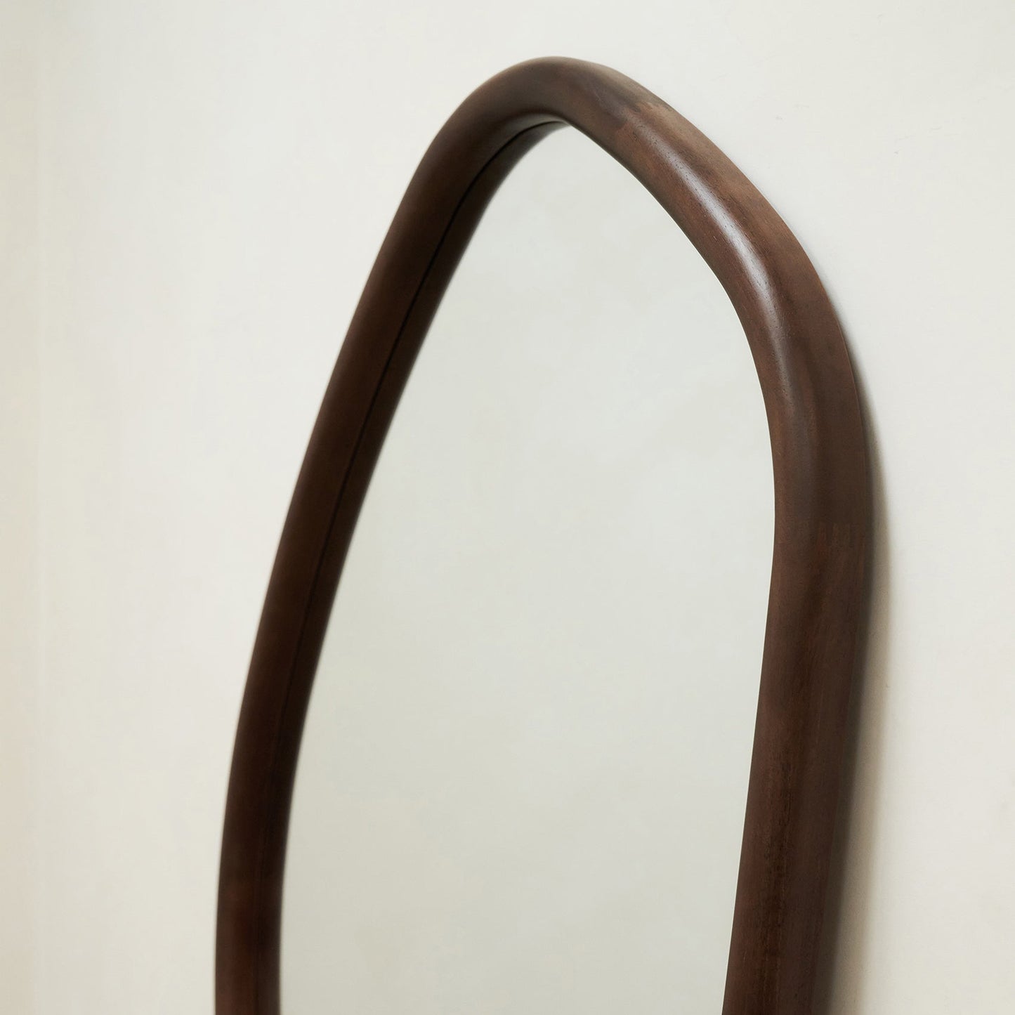 Aaliyah - Specchio Irregolare in Legno Scuro a Figura Intera 180cm x 80cm