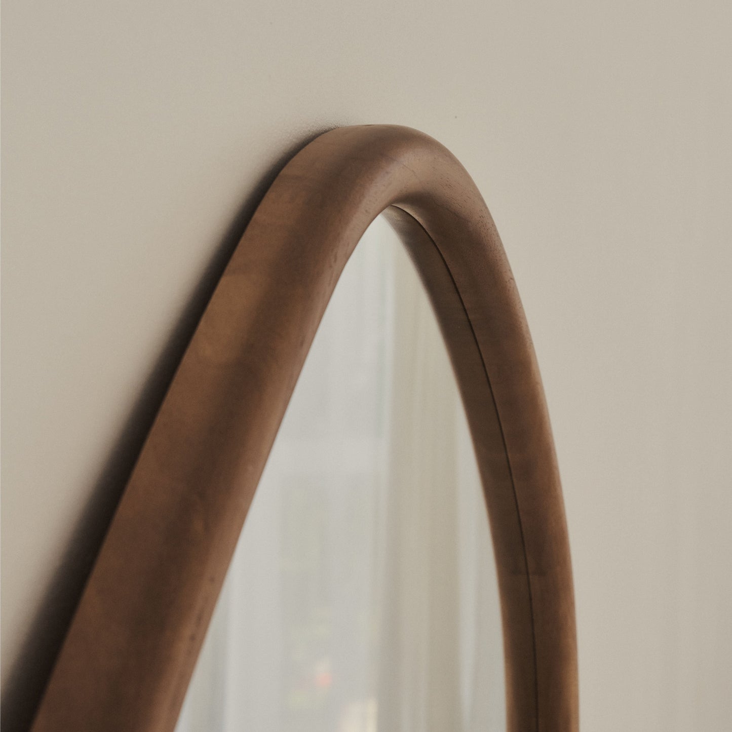 Aaliyah - Specchio Irregolare Grande a Figura Intera in Legno Caldo 180cm x 110cm