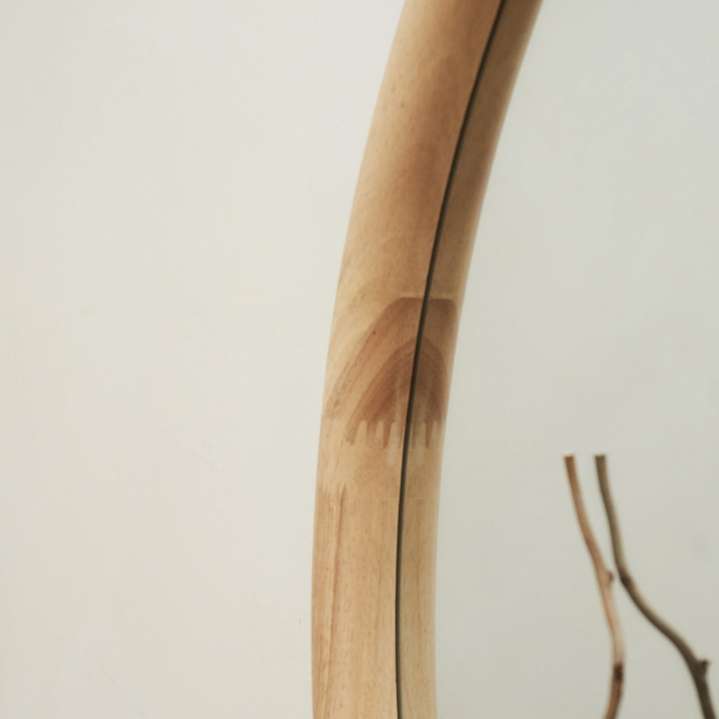 Aaliyah - Specchio Irregolare in Legno Chiaro a Figura Intera 180cm x 80cm
