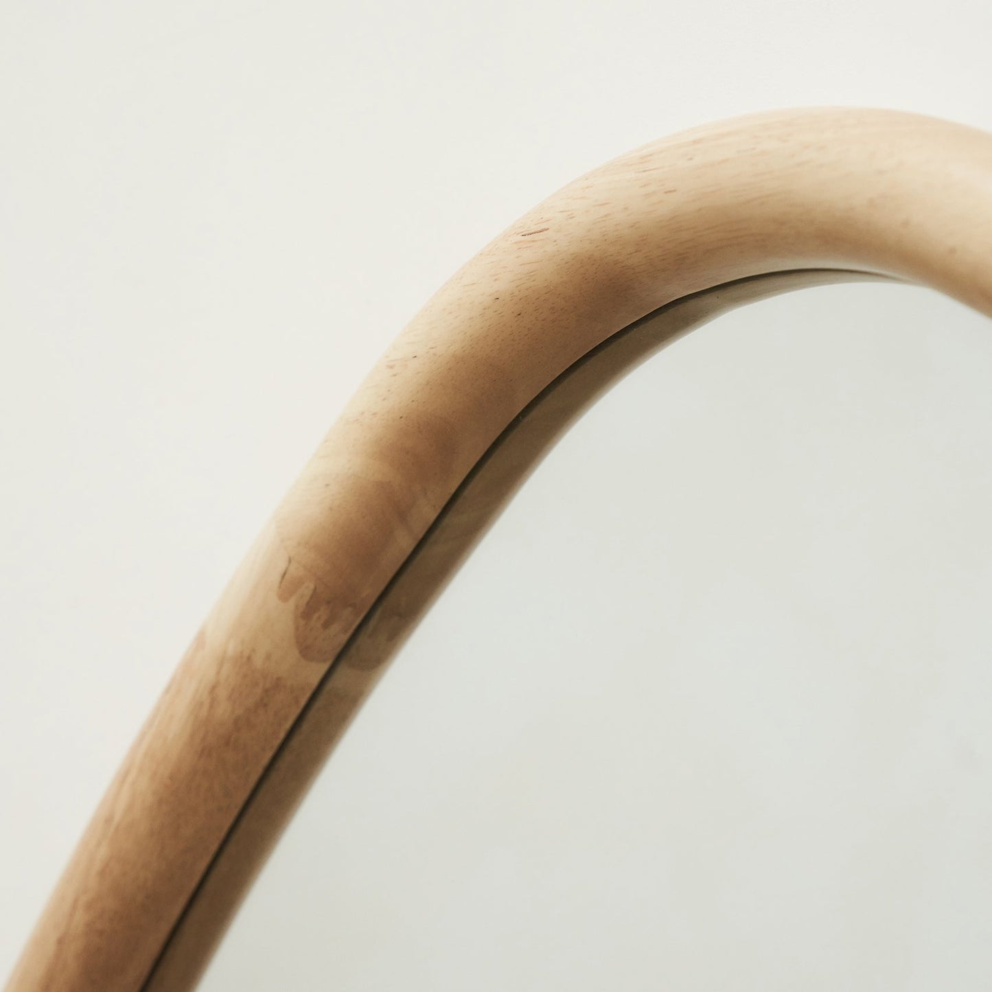 Aaliyah - Specchio Irregolare in Legno Chiaro a Figura Intera 180cm x 80cm