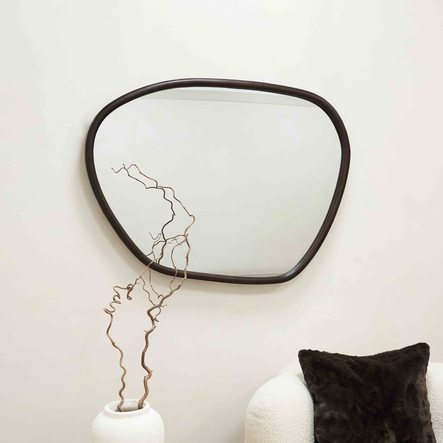Aaliyah - Specchio da Parete Irregolare in Legno Scuro 110cm x 80cm