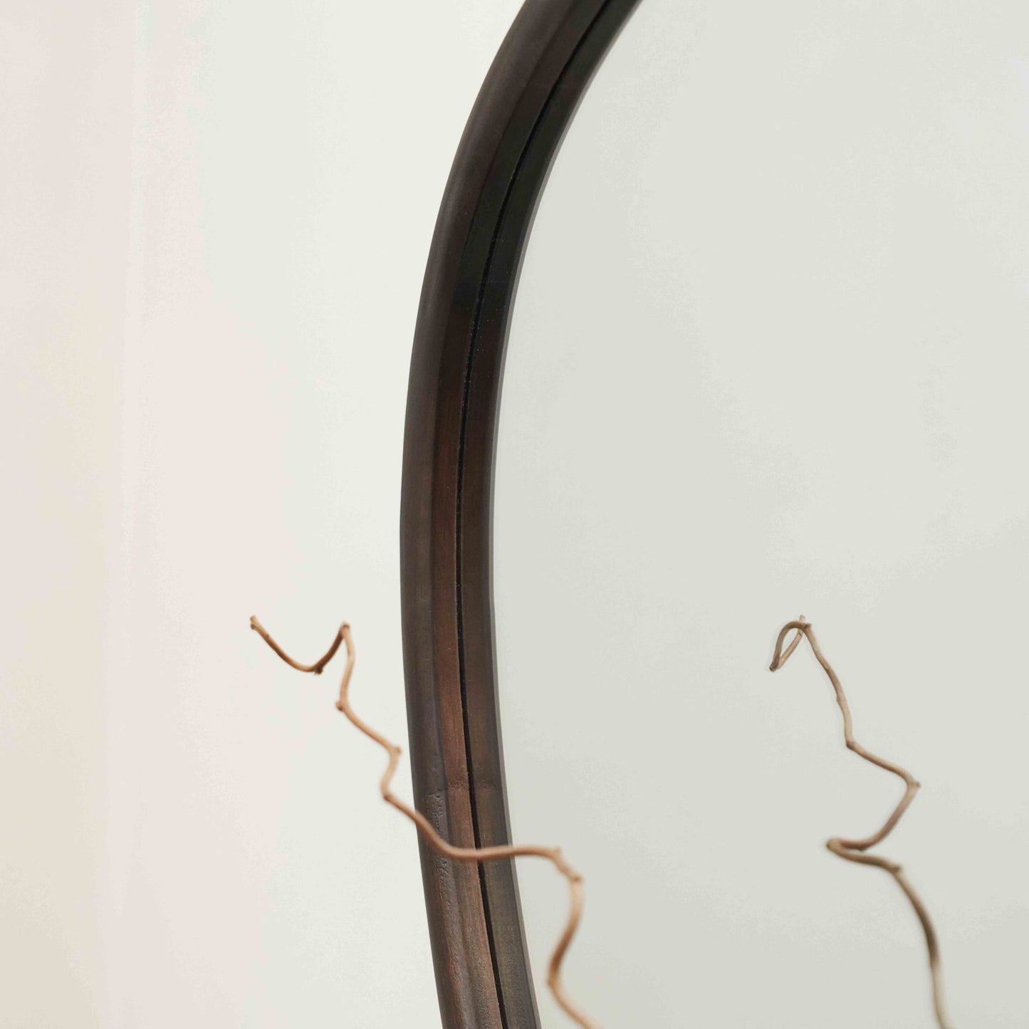 Aaliyah - Specchio da Parete Irregolare in Legno Scuro 110cm x 80cm