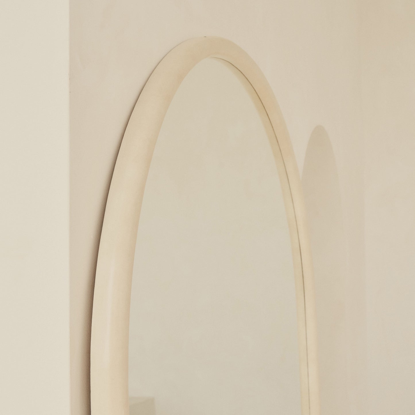 Amora - Specchio Arcuato in Cemento a Figura Intera Grande 200cm x 120cm