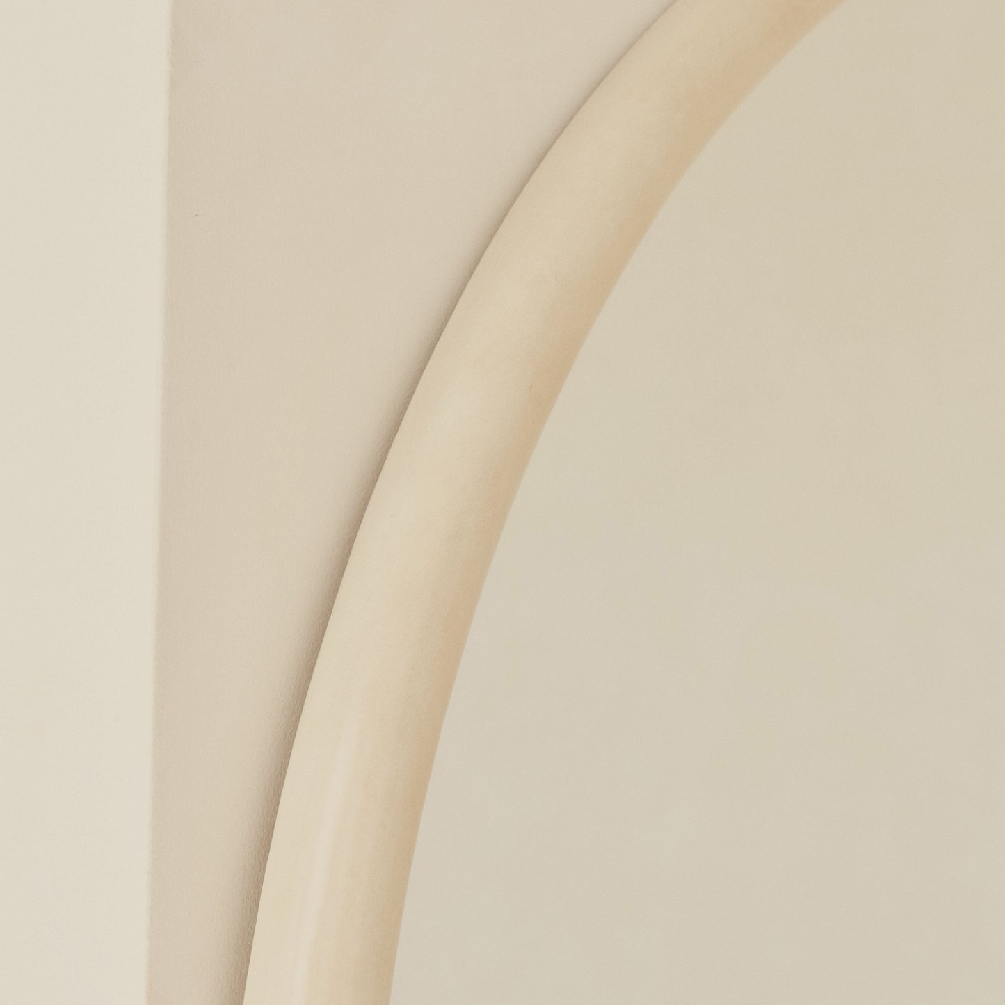 Amora - Specchio Arcuato in Cemento a Figura Intera Grande 200cm x 120cm