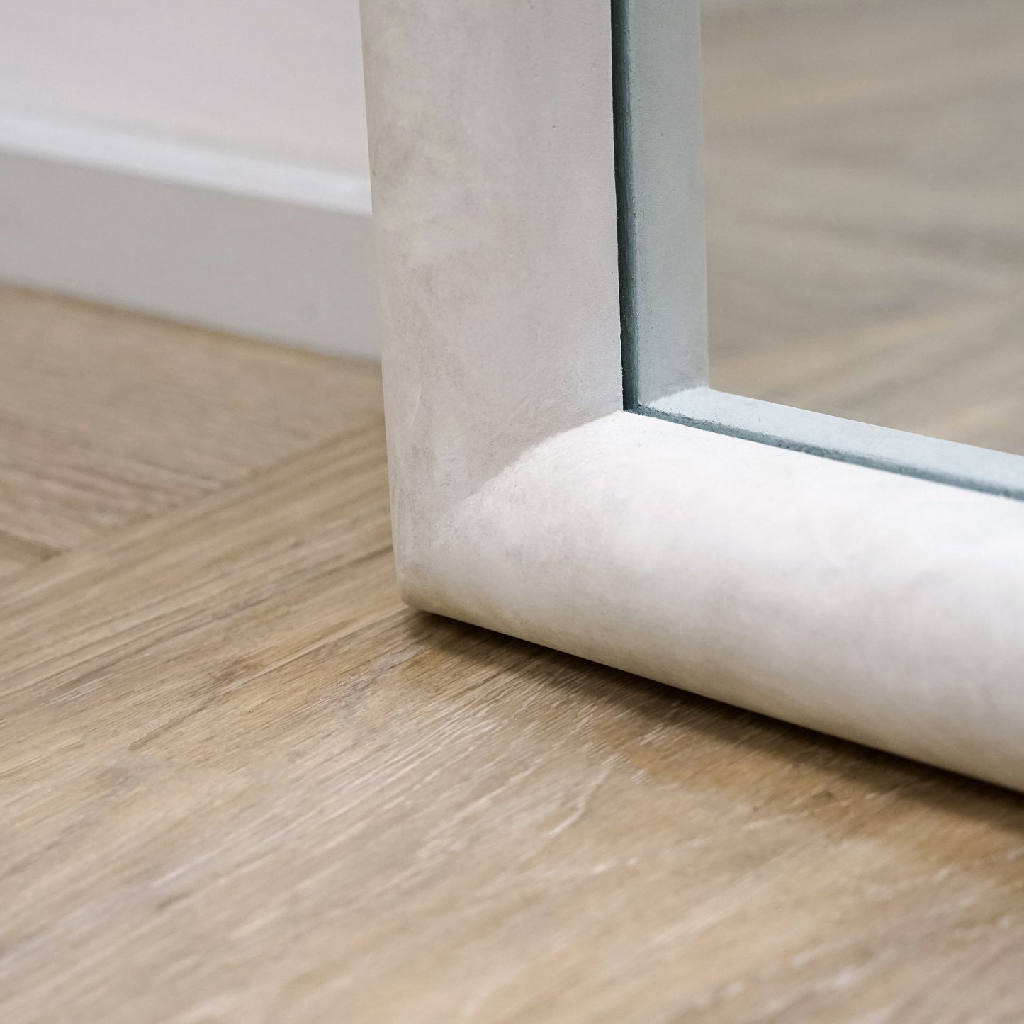 Amora - Specchio Grande ad Arco in Cemento a Figura Intera 172cm x 60cm