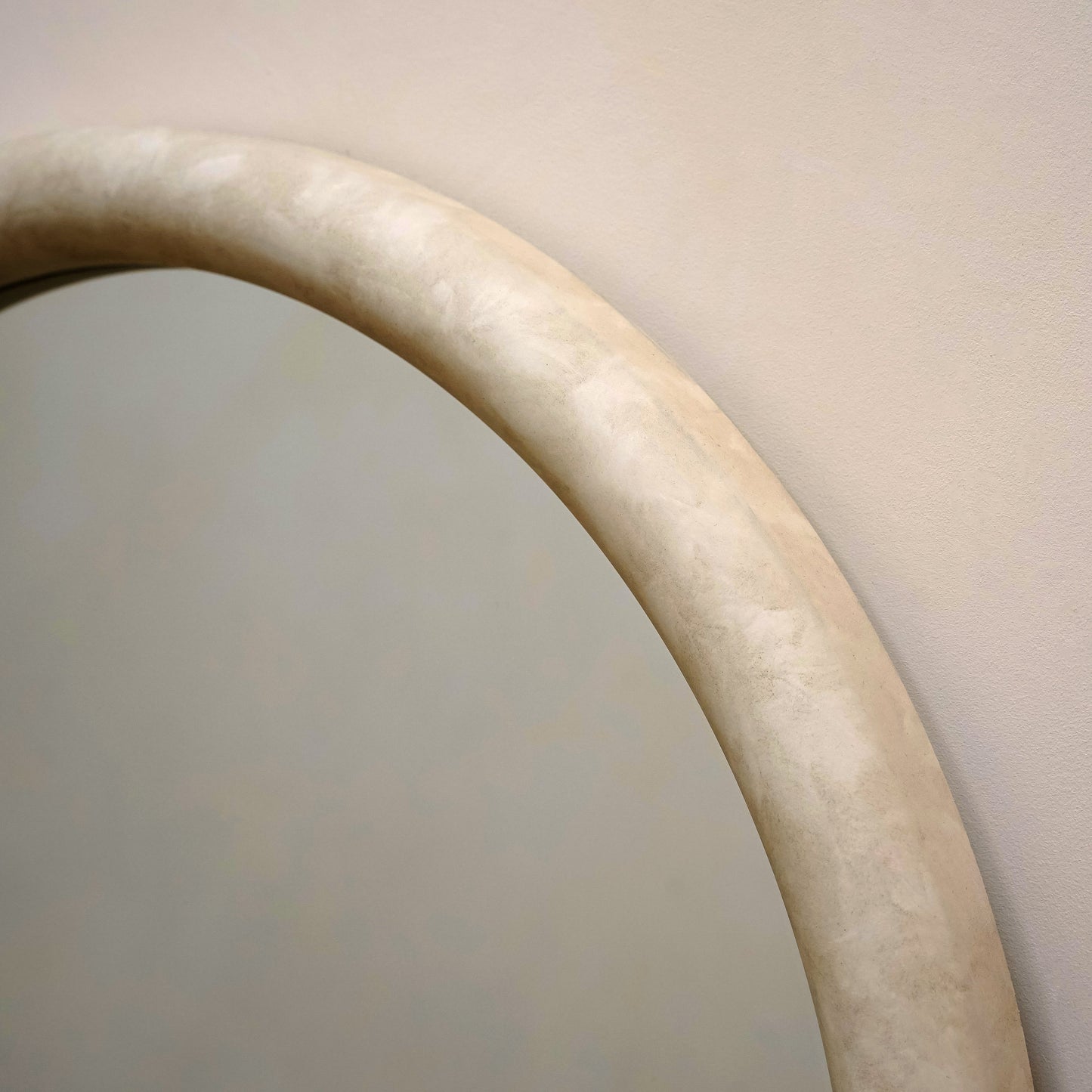 Amora - Specchio Grande ad Arco in Cemento a Figura Intera 172cm x 60cm