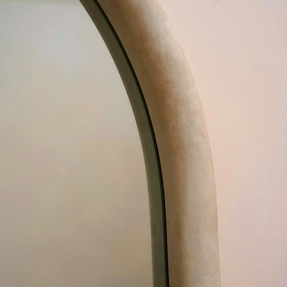 Amora - Specchio Grande ad Arco in Cemento a Figura Intera 172cm x 60cm