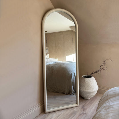 Amora - Specchio Grande ad Arco in Cemento a Figura Intera 172cm x 60cm