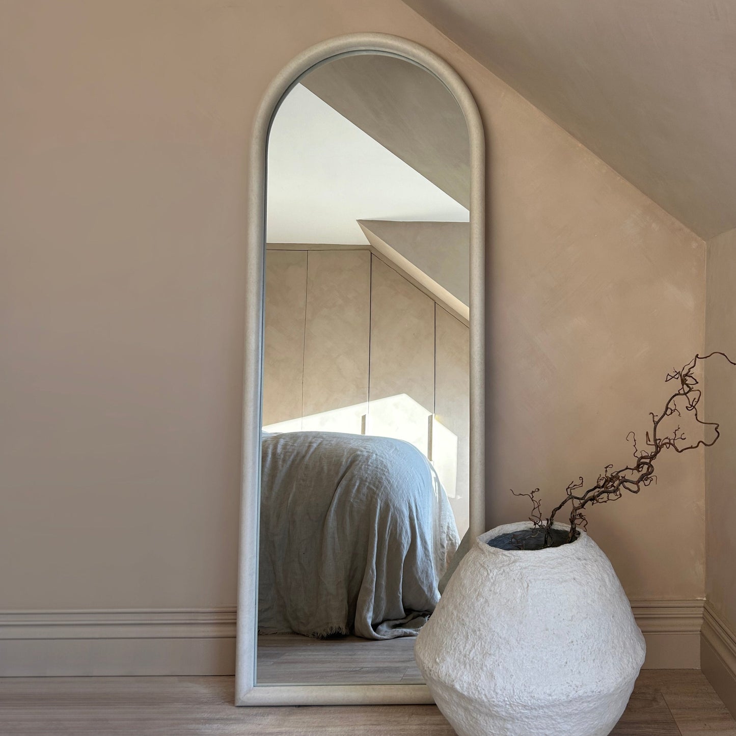 Amora - Specchio Grande ad Arco in Cemento a Figura Intera 172cm x 60cm