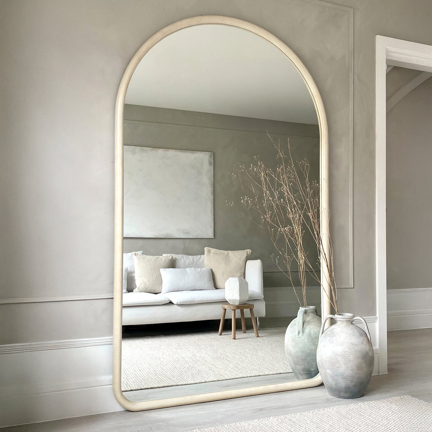 Amora - Specchio Arcuato in Cemento a Figura Intera Grande 200cm x 120cm
