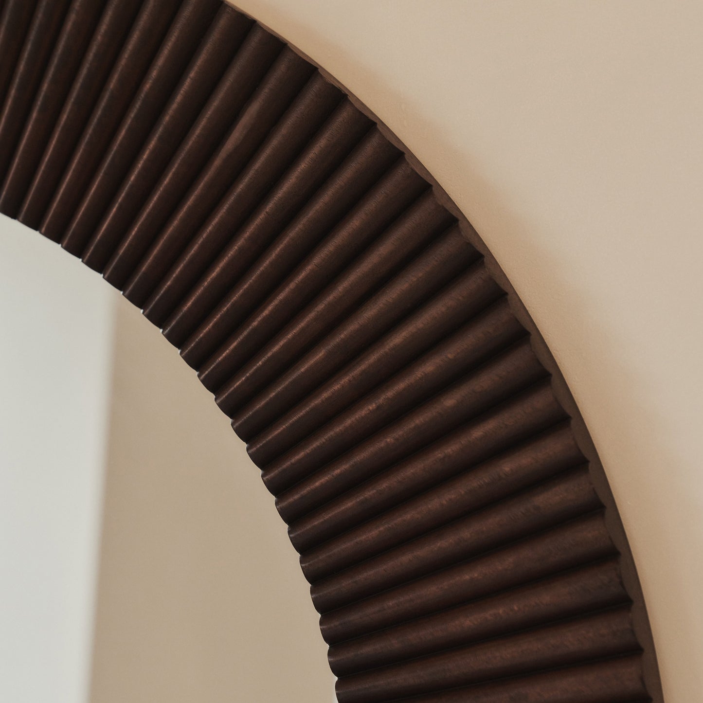 Sloane - Specchio ad Arco Premium Grande in Legno Scuro 180cm x 100cm
