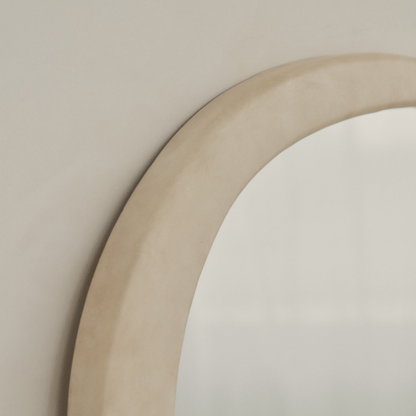 Arcurva - Specchio Irregolare Sopra-camino Grande in Cemento 130cm x 80cm