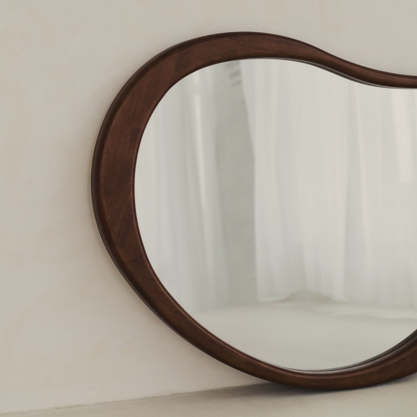 Arcurva - Specchio Irregolare Grande Sopracamino in Legno Scuro 130cm x 80cm