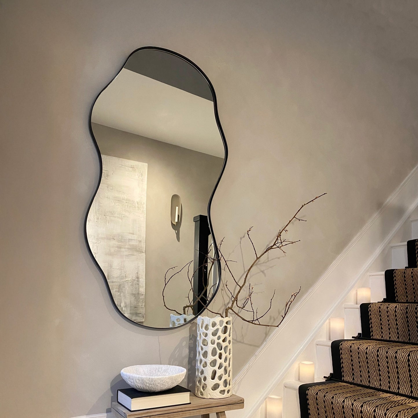 Ava - Specchio Irregolare a Forma di Stagno Nero 125cm x 65cm