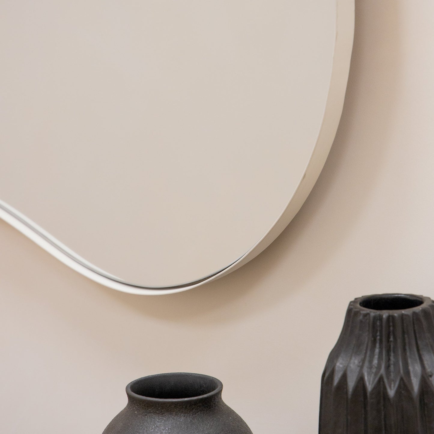 Ava - Specchio Irregolare a Forma di Stagno Ecru 100cm x 70cm