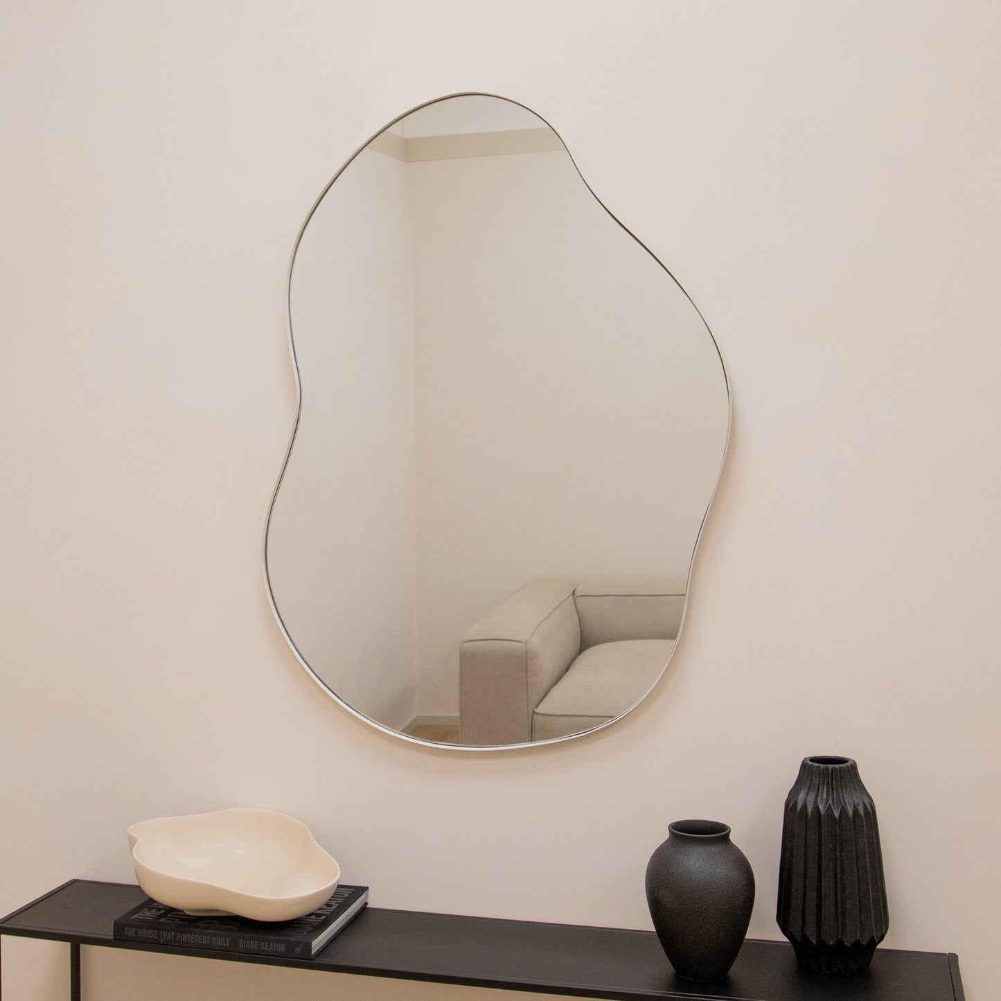 Ava - Specchio Irregolare a Forma di Stagno Ecru 100cm x 70cm