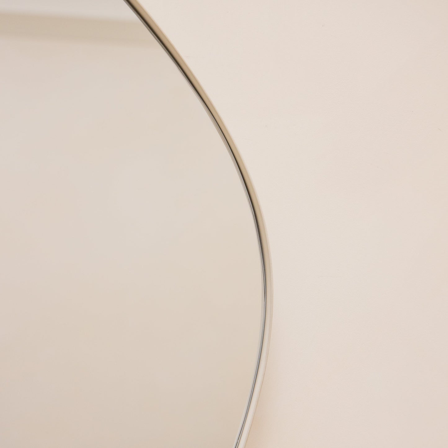 Ava - Specchio Irregolare a Forma di Stagno Ecru 100cm x 70cm
