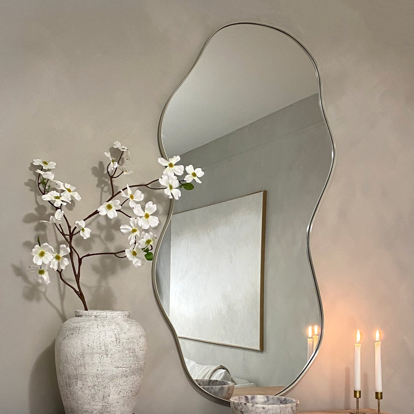 Ava - Specchio Irregolare a Forma di Stagno Ecru 125cm x 65cm