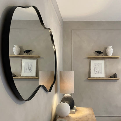 Ava - Specchio Irregolare a Forma di Stagno Nero 125cm x 65cm
