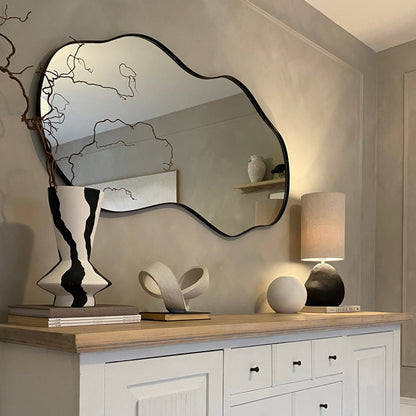 Ava - Specchio Irregolare a Forma di Stagno Nero 125cm x 65cm