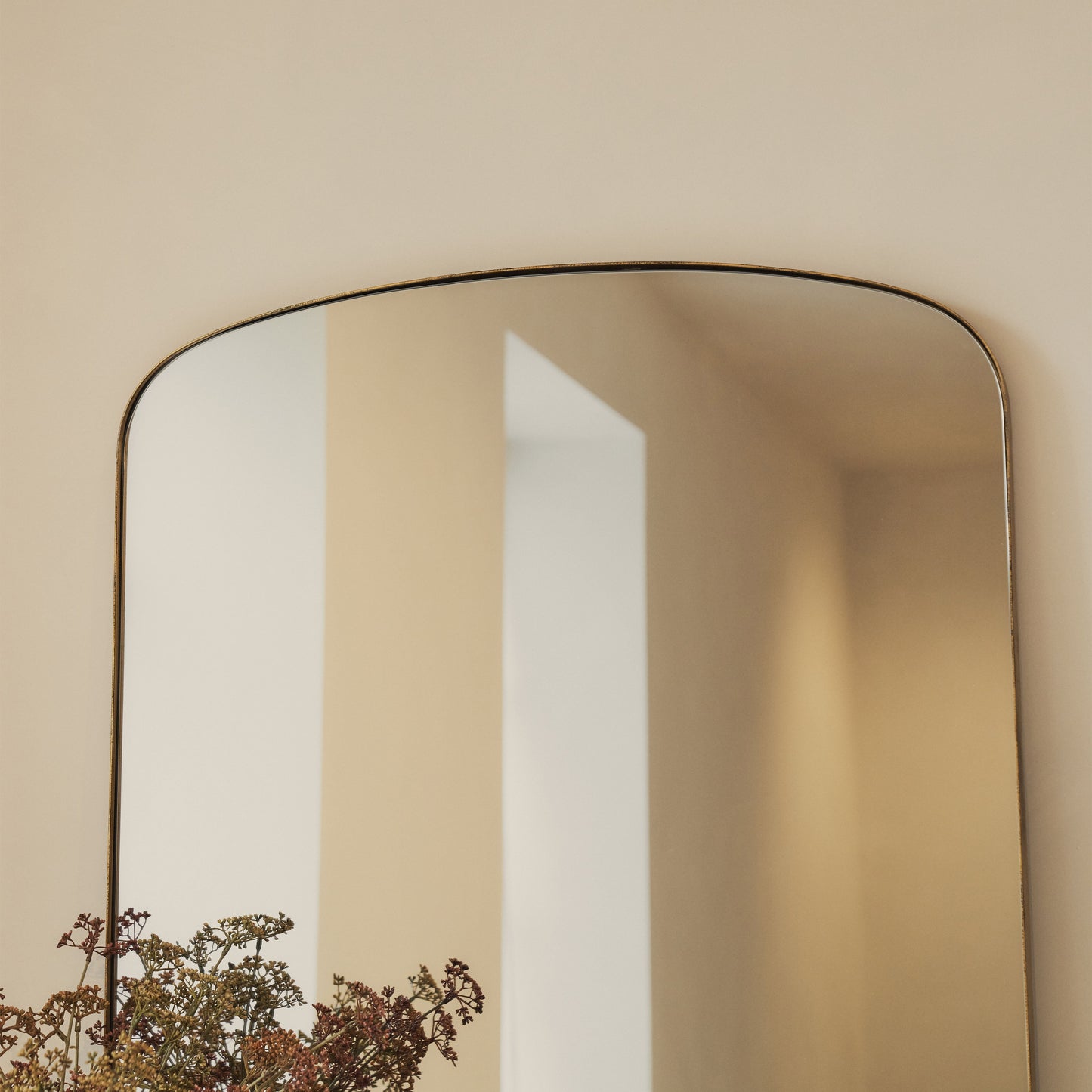Bowness - Specchio da Parete in Metallo ad Arco Contemporaneo Oro 90cm x 75cm