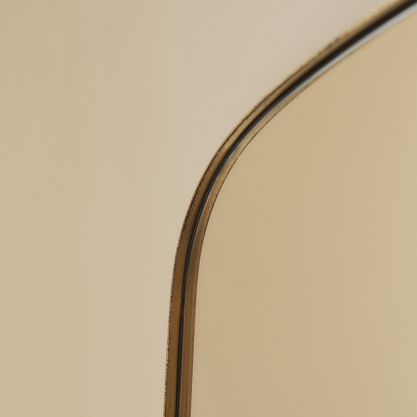 Bowness - Specchio da Parete in Metallo ad Arco Contemporaneo Oro 90cm x 75cm