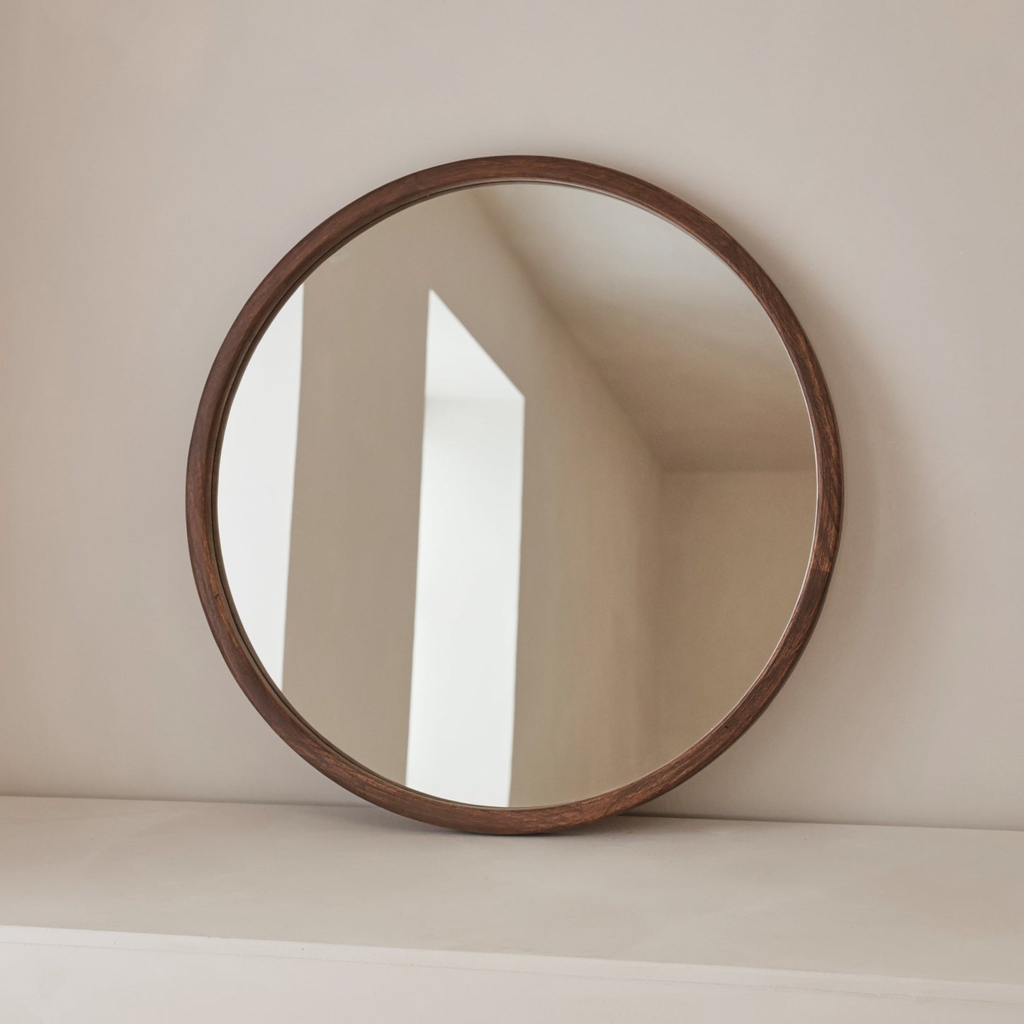 Arden - Specchio da Parete Tondo in Legno Scuro 70cm x 70cm