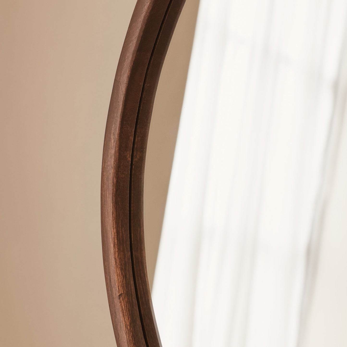 Arden - Specchio da Parete Tondo in Legno Scuro 70cm x 70cm