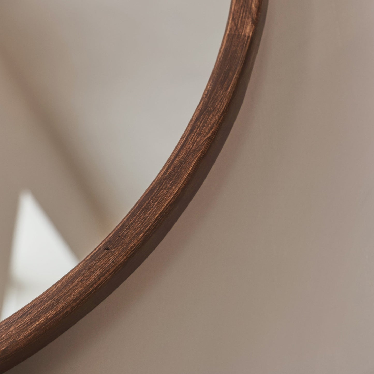 Arden - Specchio da Parete Tondo in Legno Scuro 70cm x 70cm