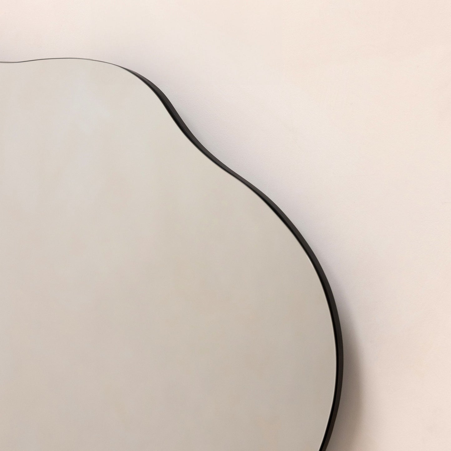 Edge - Specchio Irregolare Senza Cornice Pond 84cm x 64cm