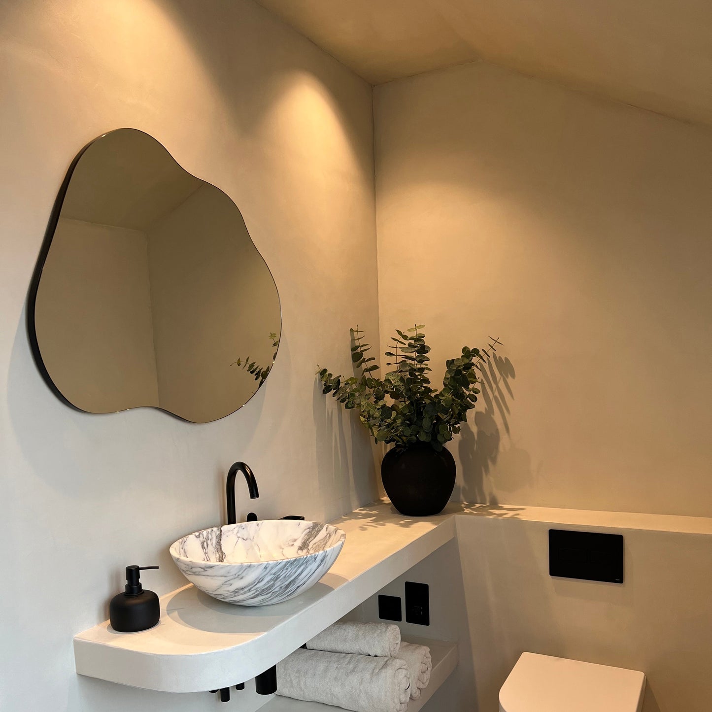 Edge - Specchio Irregolare Senza Cornice Pond 84cm x 64cm