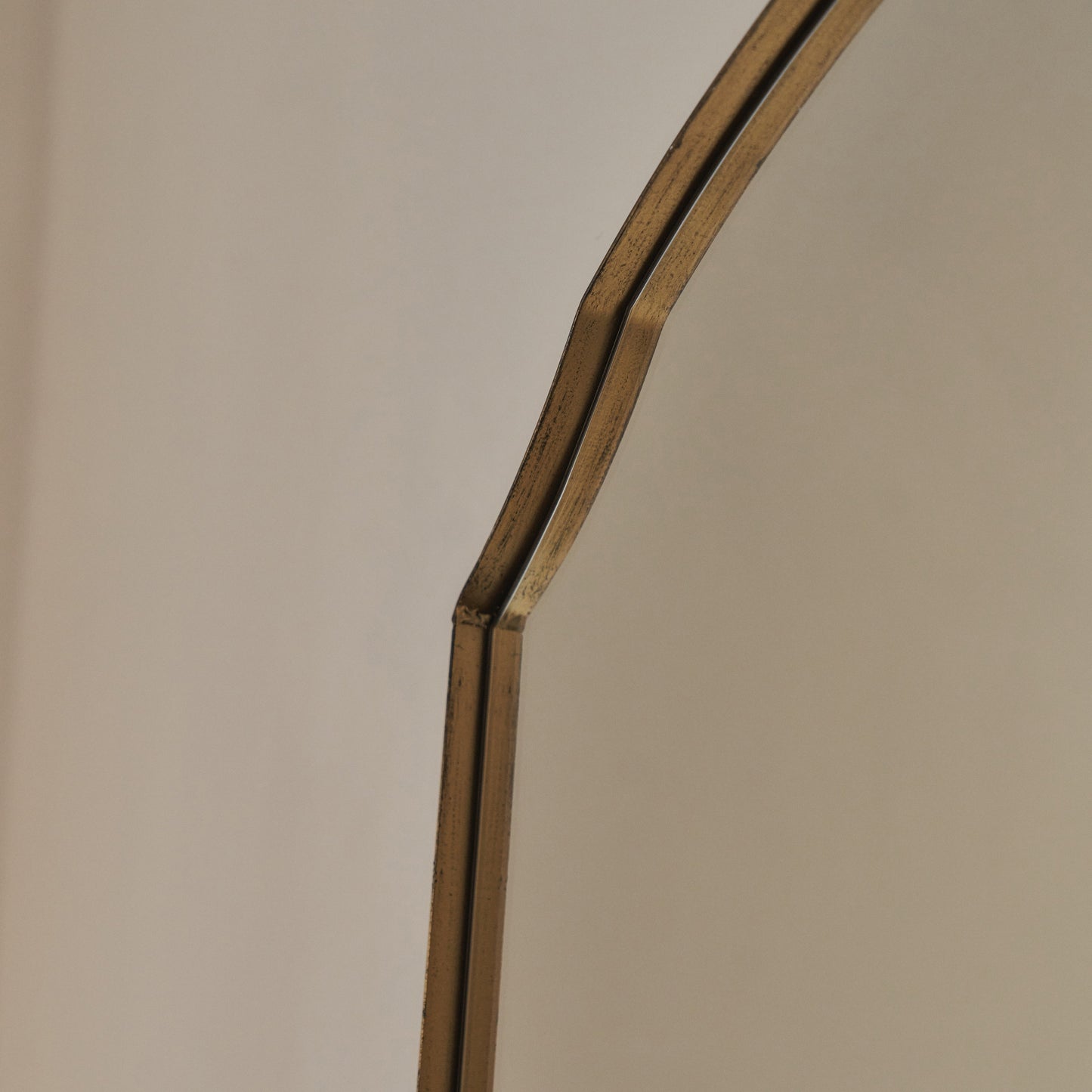 Isla - Specchio da Parete Arcuato in Metallo Oro 120cm x 90cm