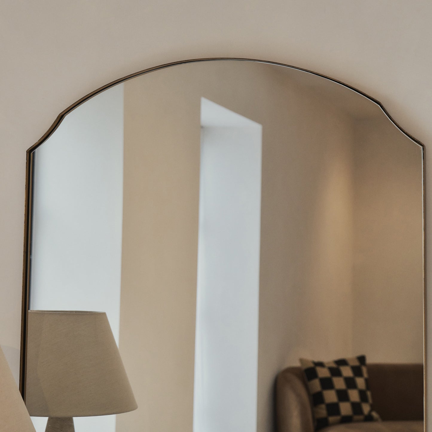Isla - Specchio da Parete Arcuato in Metallo Oro 120cm x 90cm